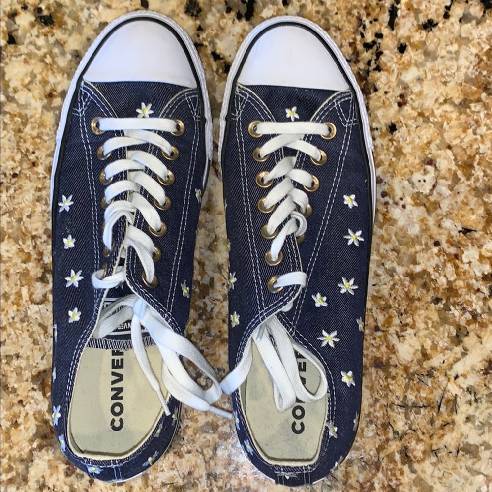 embroidered daisy low-top converse